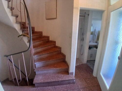Treppenhaus und Bad im EG - 
