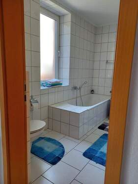 Bad mit Wanne und Dusche - 