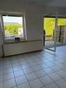 Whg EG re, Wohnzimmer - Super Preis! 3-Zi-EG-Whg, DuBadFenster, Fliesenboden, 4-Familienhaus, Garage inklusiv