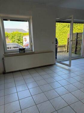 Whg EG re, Wohnzimmer - Super Preis! 3-Zi-EG-Whg, DuBadFenster, Fliesenboden, 4-Familienhaus, Garage inklusiv