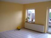 Wohnzimmer mit Fliesenboden - 