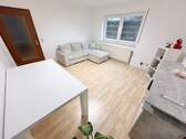 Wohnzimmer Ansicht 2 - 2 Zimmer Etagenwohnung zur Miete in Hainburg
