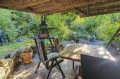 Überdachte Terrasse im Sommer - 