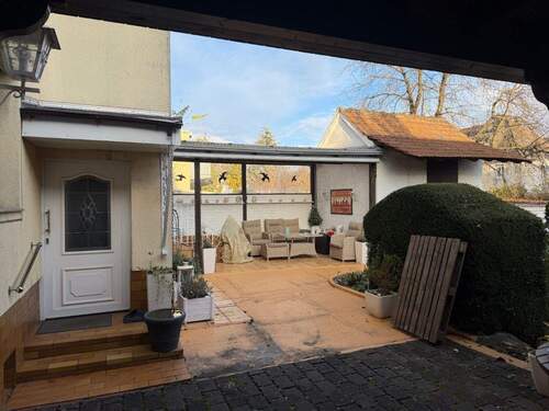 2025-11-20 Bahnweg7 aussen1 - 6 Zimmer Mehrfamilienhaus, Wohnhaus in Flörsheim am Main