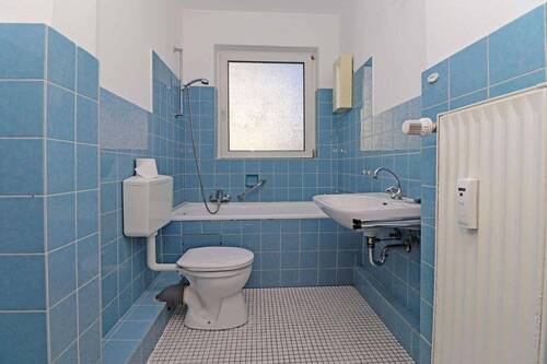 Tageslichtbad mit Wanne - 