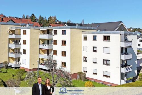 Außenansicht - Modernisiert und bezugsfertig - gepflegte 3-Zimmer-Wohnung mit Balkon und Garage