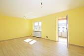 Wohnbereich mit Zugang zum Balkon - Etagenwohnung mit 76,00 m&sup2; in Bitz zum Kaufen
