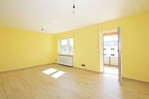 Wohnbereich mit Zugang zum Balkon - Etagenwohnung mit 76,00 m&sup2; in Bitz zum Kaufen