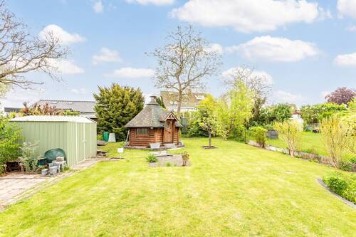 Garten am Haus mit Blick auf finnische Grillhütte - 