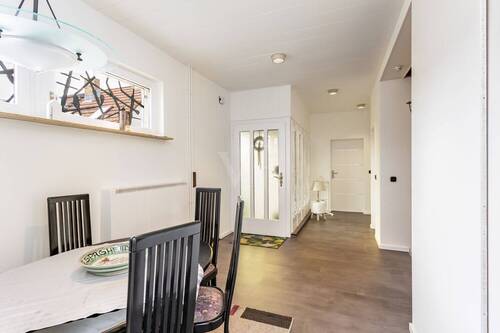 Eingangsbereich mit Essplatz - 5 Zimmer Einfamilienhaus in Berlin