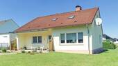 Außen - Gartenansicht - Sehr gepflegter Bungalow mit Vollkeller, Garage und Doppelcarport in ruhiger Wohnlage von Lage-Kachtenhausen