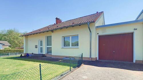 Außen - Straßenansicht - 4 Zimmer Einfamilienhaus zum Kaufen in Lage