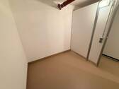 grosser Keller mit Licht und Steckdose - 