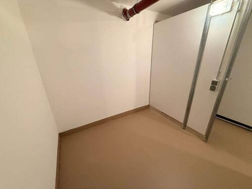 grosser Keller mit Licht und Steckdose - 