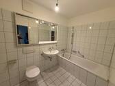 Badewanne, Spiegelschrank - 