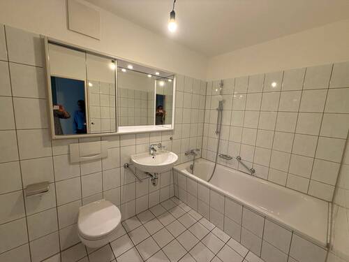 Badewanne, Spiegelschrank - 