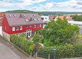 Rückansicht des Hauses - Sonnenverwöhnt & großzügig: Hochwertig ausgebaute Scheune mit eigenem Garten