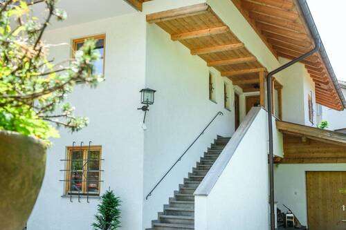 Überdachte Außentreppe 