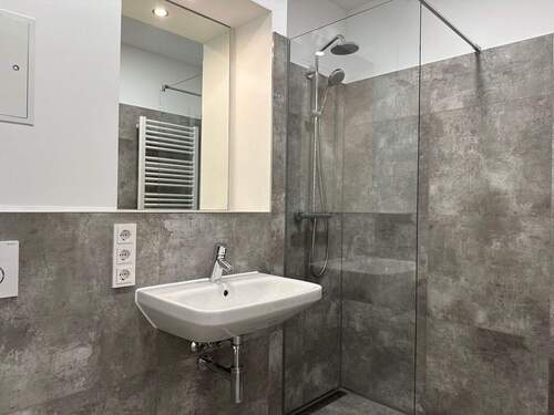 Badezimmer mit ebenerdiger Dusche - 