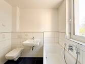 Tageslicht-Bad mit Badewanne - 