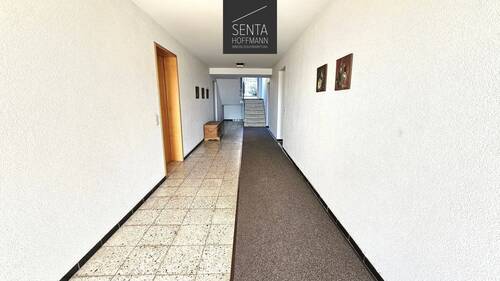 Treppenhaus direkt nach Haustüre - 