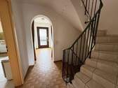 EG Flur mit Treppe 2 - 