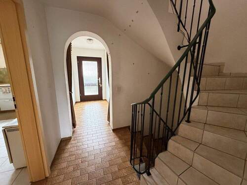 EG Flur mit Treppe 2 - 