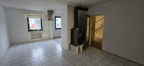 Essbereich mit Ofen - Reihenmittelhaus mit 128,40 m&sup2; in Hemsbach zum Kaufen