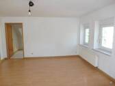 Wohnzimmer, Zugang zur Küche - 3 Zimmer Etagenwohnung in Roßwein