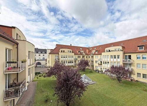 Blick vom Balkon - Vermietete Stadtwohnung inklusive Tiefgaragenstellplatz mit Potential