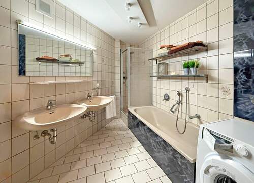 Badezimmer mit Wanne & Dusche - 