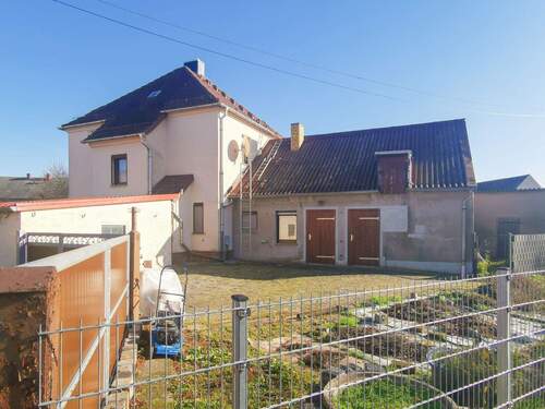 Hausansicht mit Nebengebäuden - 