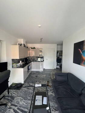 Wohnzimmer vom Balkon aus - voll möblierte 2 ZKB Wohnung in ruhiger Lage