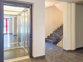 Treppenhaus mit Aufzug - 
