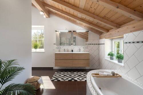 Bad en suite mit viel Tageslicht - 