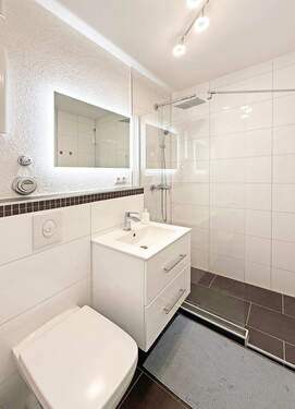 Modernes Bad mit ebenerdiger Dusche - 