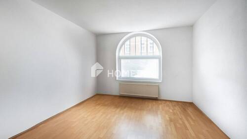 Wohnzimmer 1-1 - Klassisch und modern zugleich: Gepflegte 2-Zimmer-Wohnung in saniertem Altbau