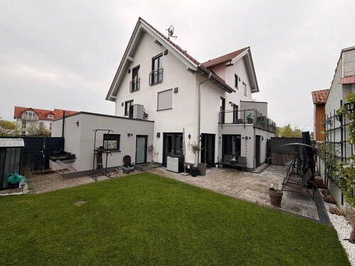 Sicht vom Garten - Perfektes Familienhaus: Moderne Doppelhaushälfte mit Garten, 3 Etagen & Top-Ausstattung