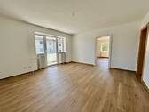Wohnzimmer - Einziehen und wohlfühlen: Helle und gepflegte Wohnung mit Balkon und neuer Ausstattung