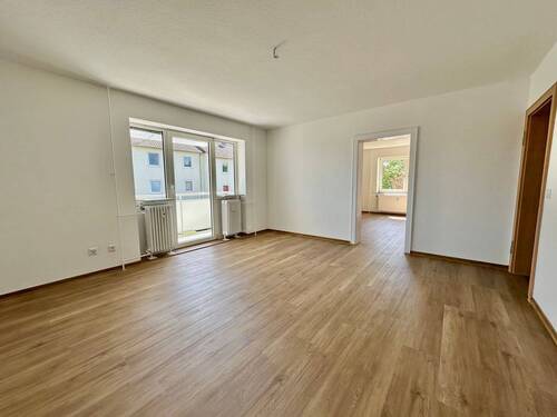 Wohnzimmer - Einziehen und wohlfühlen: Helle und gepflegte Wohnung mit Balkon und neuer Ausstattung