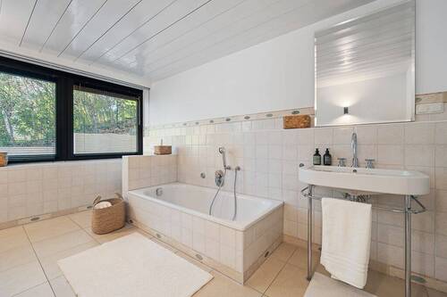 Großes Badezimmer im Gartengeschoss - 