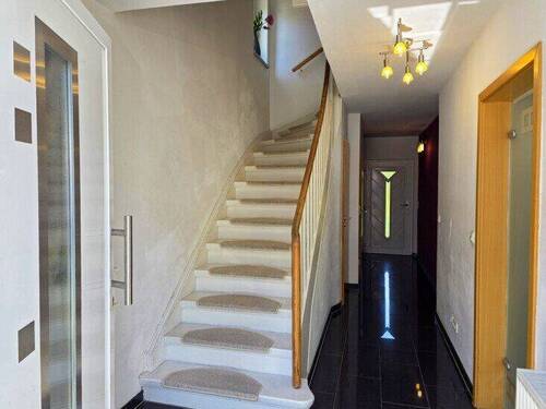 Diele mit Treppe zum OG - 