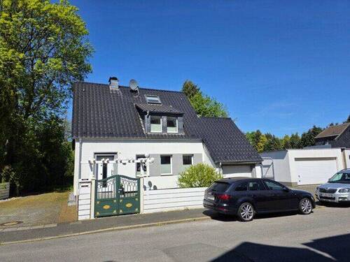 1.Strassenansicht - Freistehendes, modernes Einfamilienhaus mit 2 Garagen und großem Grundstück in Mülheim Styrum