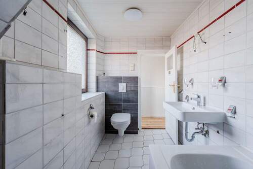 Badezimmer mit Wanne - 