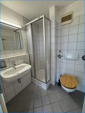 Bad mit Dusche und WC - 