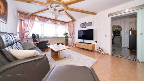 Wohnzimmer - Hübsche 4,5-Zimmer-Wohnung mit Balkon und hochwertiger Ausstattung