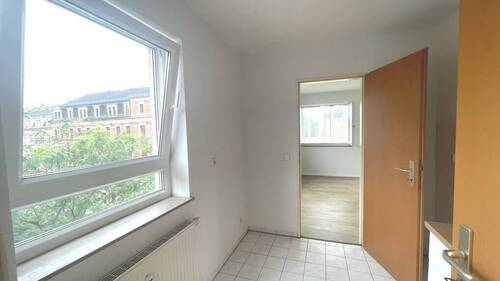 Küche mit Blick zum Wohnzimmer - 