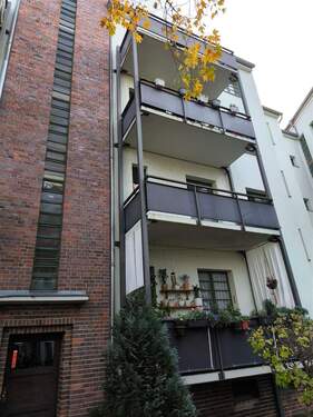 Hausansicht hinten - Tolle 2-Raum Whg mit Balkon, Bad mit Fenster, Wanne, Spots - Außenrollos