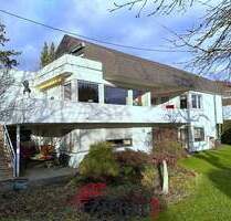 TOP Lage! Dreifamilienhaus, exklusive Architektur! Fantastischer Garten! Fünf Garagenstellplätze! - Göppingen / Bartenbach