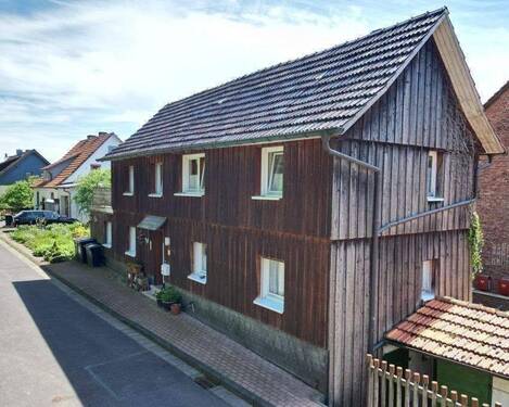 Aussenansicht - kleines Fachwerkhaus mit massivem Anbau, kleinem, gemütlichen Garten und PKW-Stellplatz in ruhiger Ortsrandlage